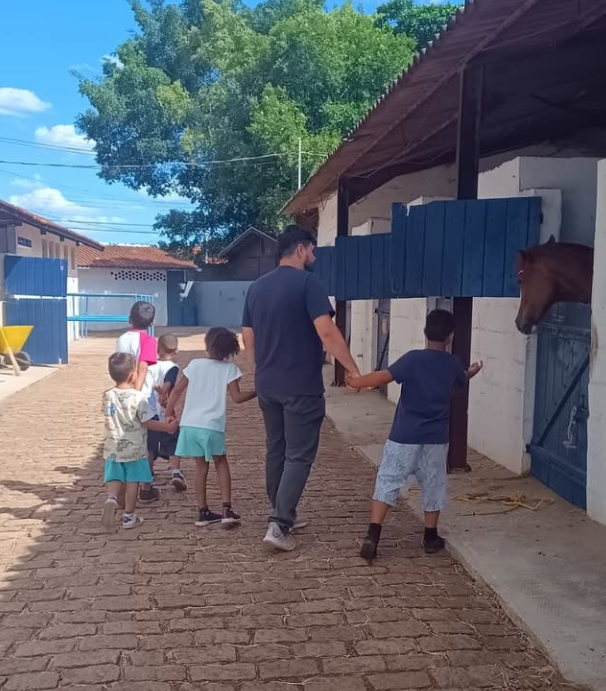 Crianças com autismo visitando o centro e vendo os cavalos